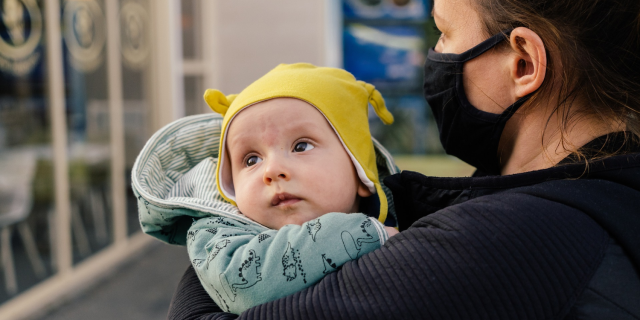 Bebis i famnen på sin mamma