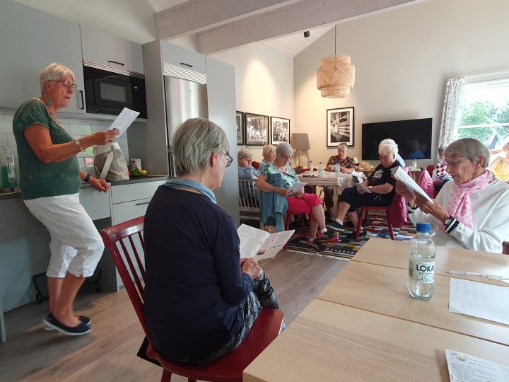 Flera seniora kvinnor som sjunger tillsammans i en samlingslokal