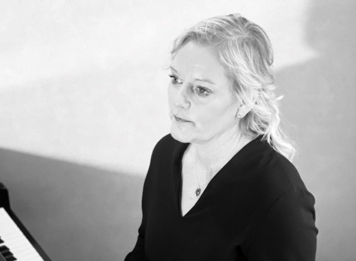 Kvinna vid piano