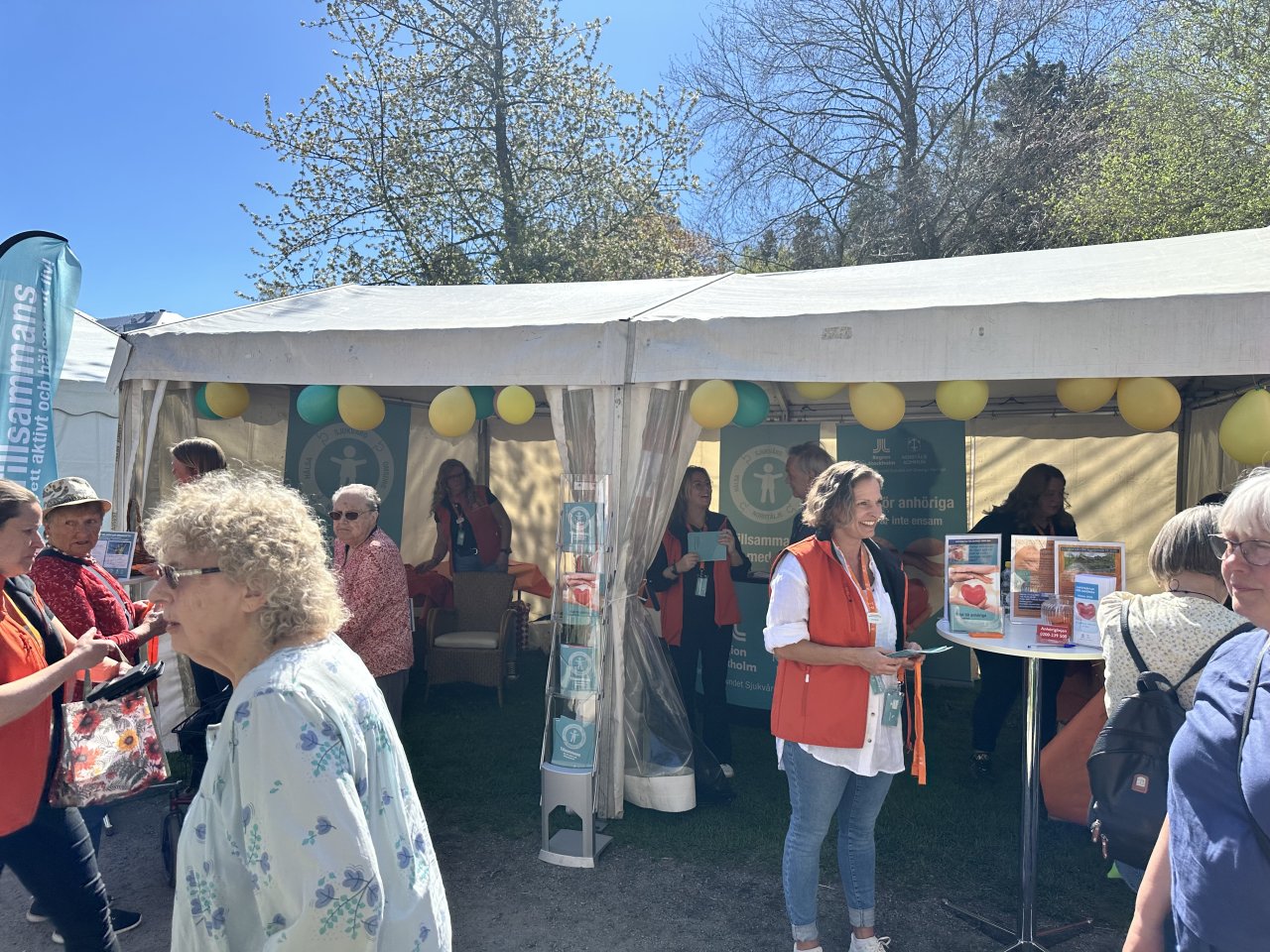 Personal och besökare i och utanför eventtält