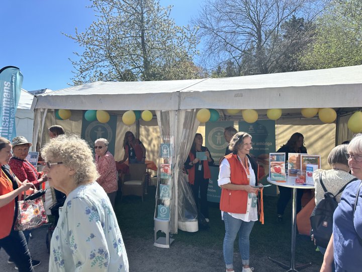 Personal och besökare i och utanför eventtält