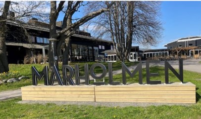 Marholmen-skylt framför konferensanläggning