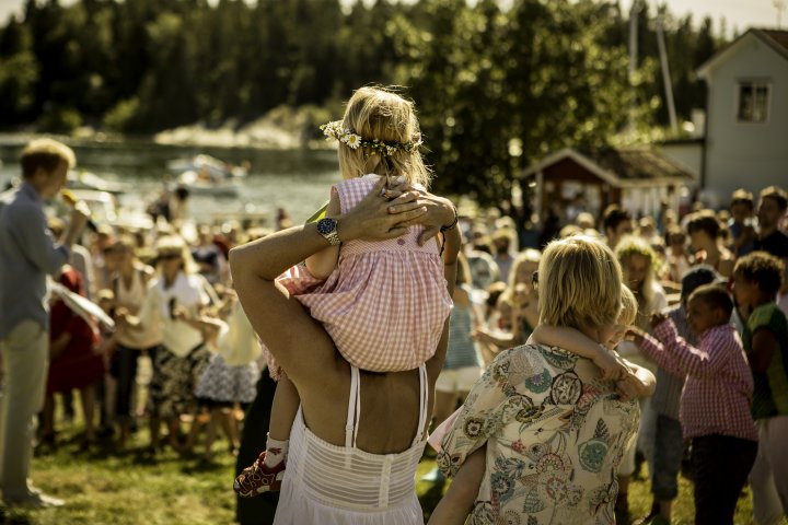 Samling av människor i blandade åldrar utomhus en sommardag