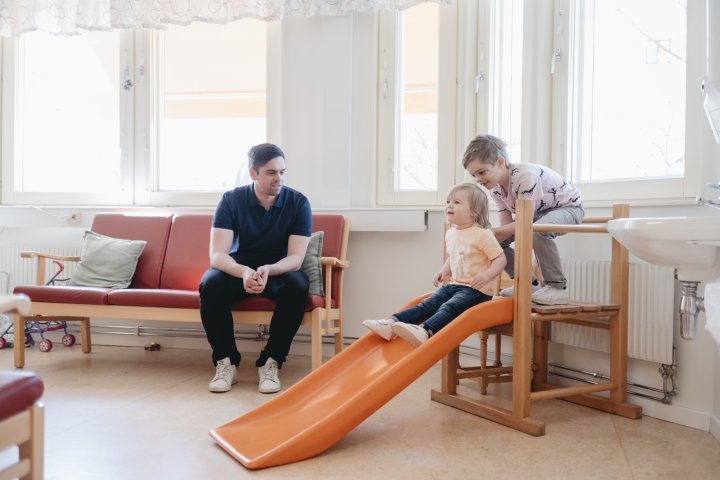 pappa med barn i väntrum på BVC
