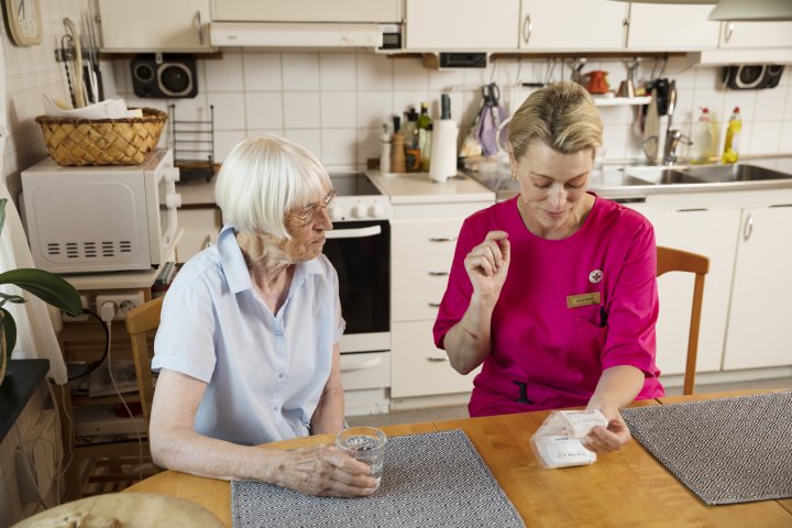 Hemtjänstpersonal delar ut dospackad medicin