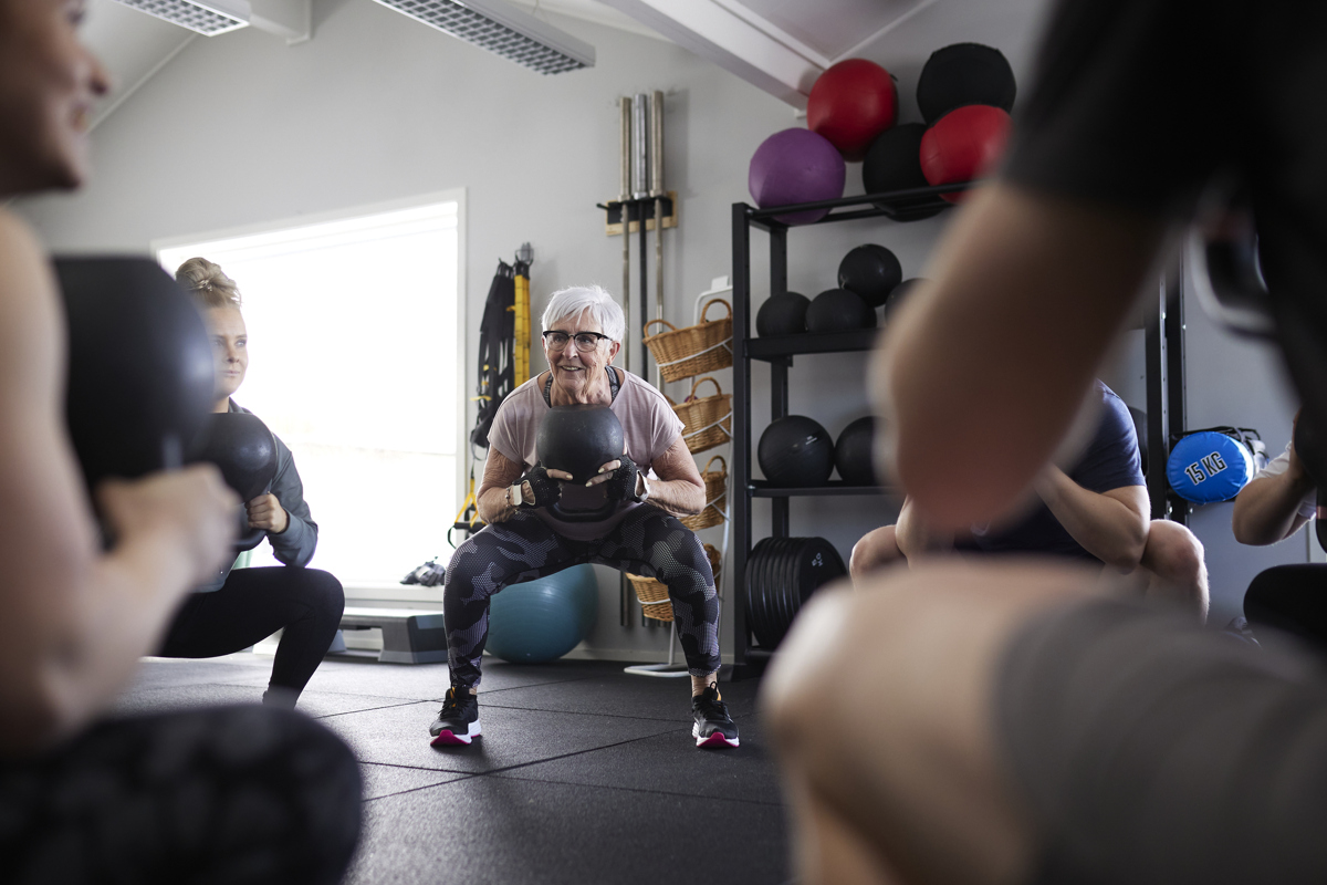 En grupp människor som tränar i ett gym.