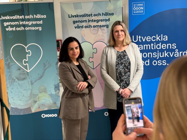 Foto på Hälso- och sjukvårdsregionrådet Talla Alkurdi och Hanna Stymne Bratt, ordförande direktionen, Sjukvård ooch omsorg I Norrtälje, KSON