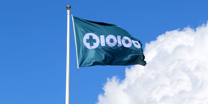 Tiohundra ABs flagga som vajar ute