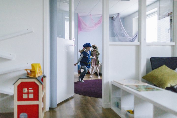 Flicka springer på öppen förskola