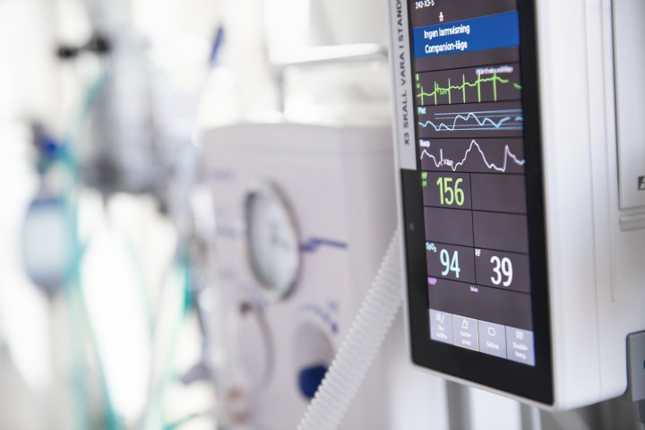 Neonatal intensivvård, skärm som visar syresättning, puls och andetag per minut