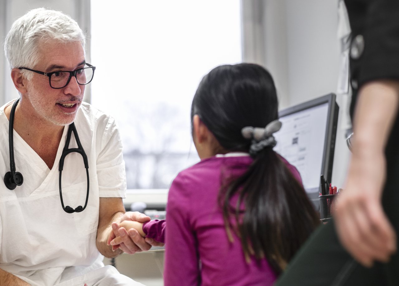 Läkare och patient i undersökningsrum