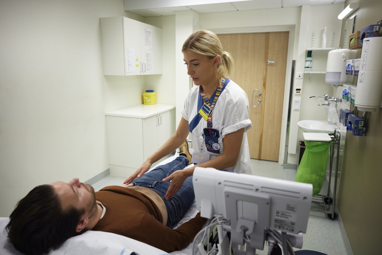 Akutmottagning på sjukhus med patient och personal i behandlingsrum
