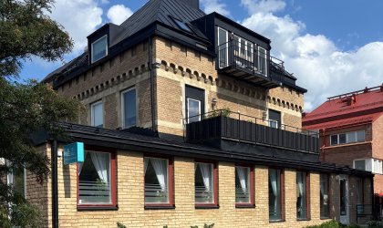 Bild på fasad på Lilla Brogatan 3. KSONs nya mötesplats för invånare.