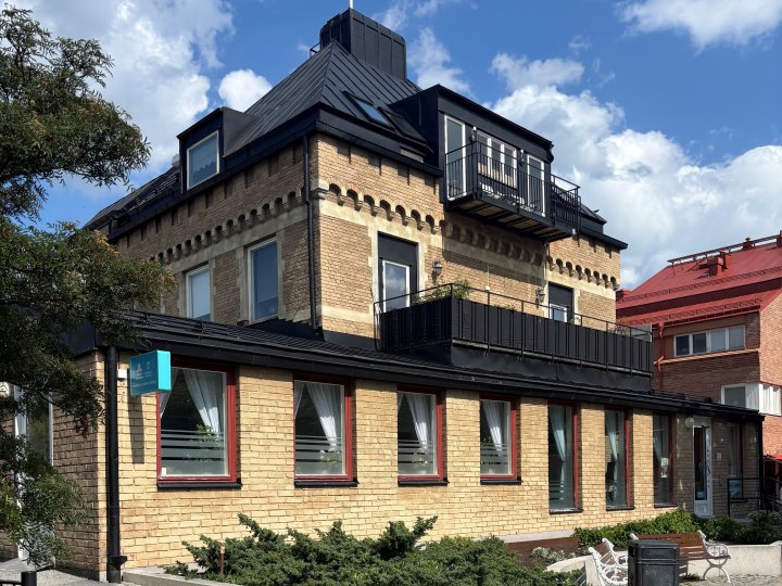Bild på fasad på Lilla Brogatan 3. KSONs nya mötesplats för invånare.