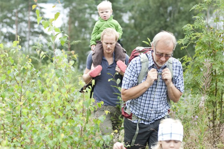 En familj som går i skogen