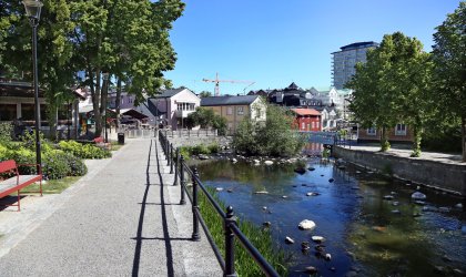 Norrtälje stad vid ån med trähus och Norrtälje hamn i bakgrunden