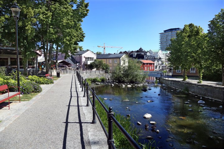 Norrtälje stad vid ån med trähus och Norrtälje hamn i bakgrunden
