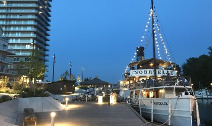 Norrtälje hamn med Norrtäljebåten i förgrunden