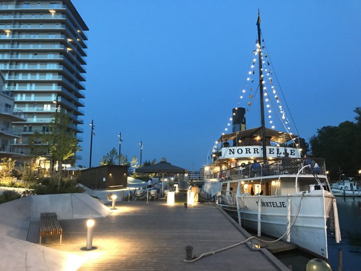 Bild på Norrtälje hamn och kajen med Norrteljebåten i förgrunden.