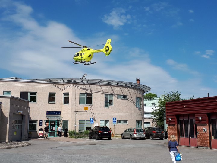 Helikopter landar på Norrtälje sjukhus tak.