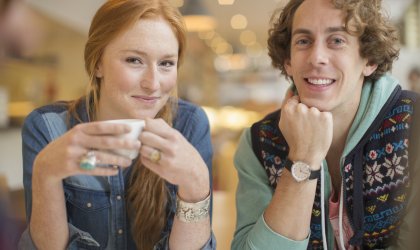 Tjej och kille fikar tillsammans.