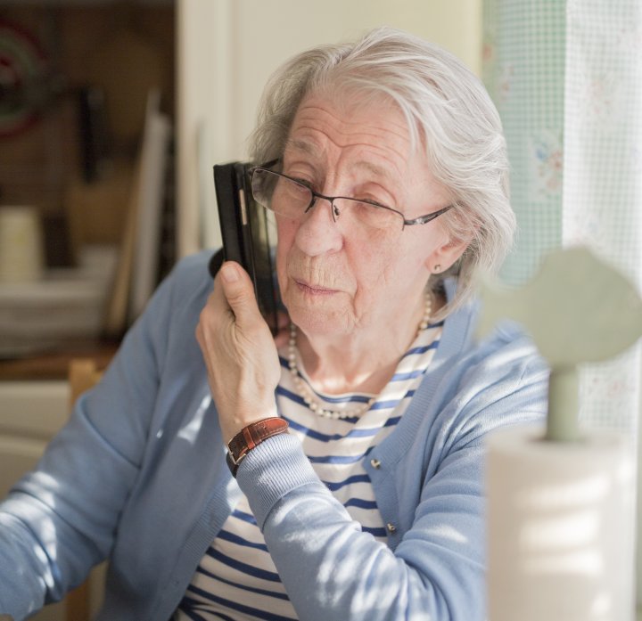 Äldre kvinna pratar i telefon