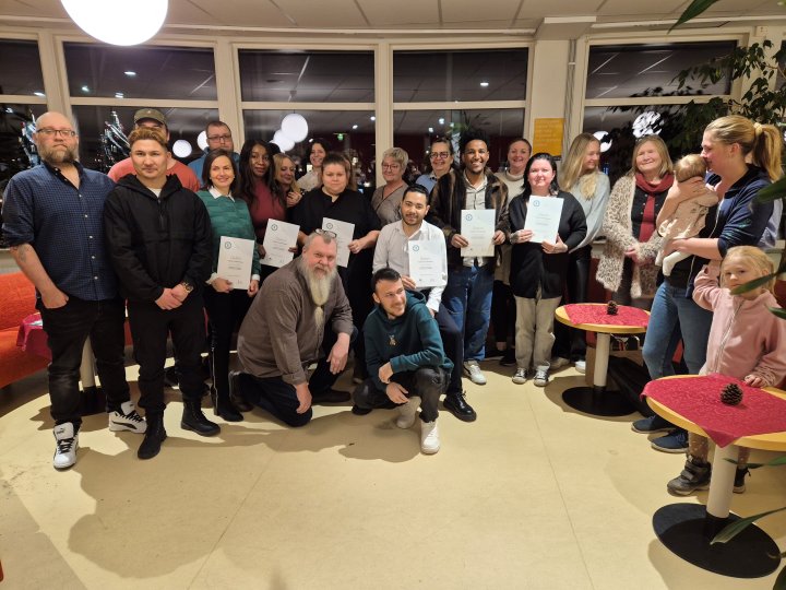 Gruppbild på de medarbetare inom äldreomsorgen i Norrtälje som gått undersköterskeutbildningen och nu fått diplom.