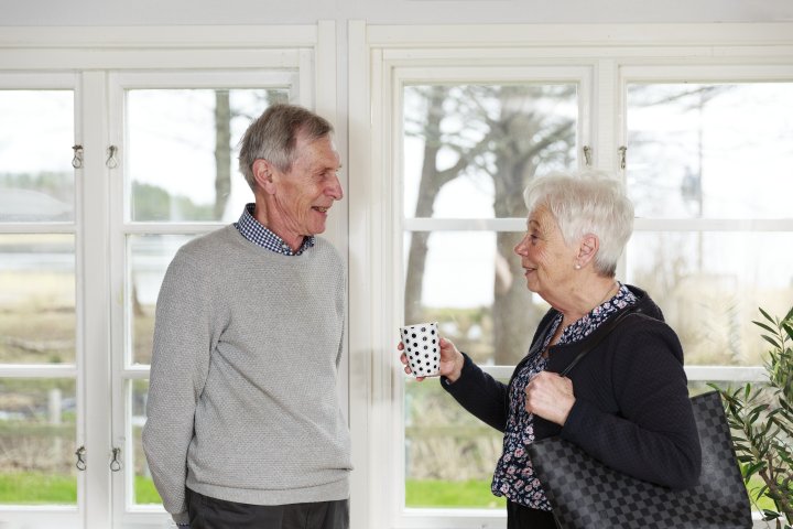 Man och kvinna som står och pratar med varandra