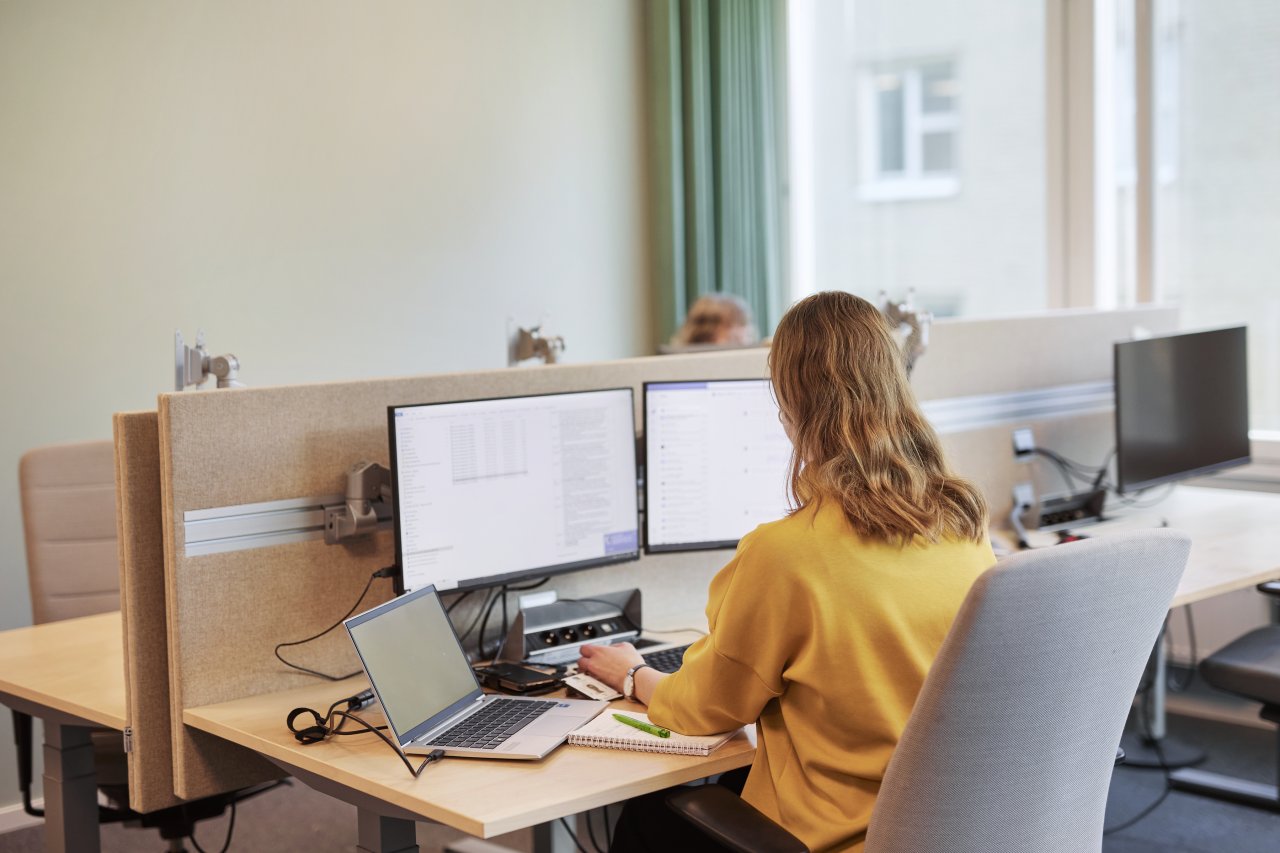 Kvinna på kontor