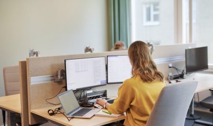 Kvinna på kontor