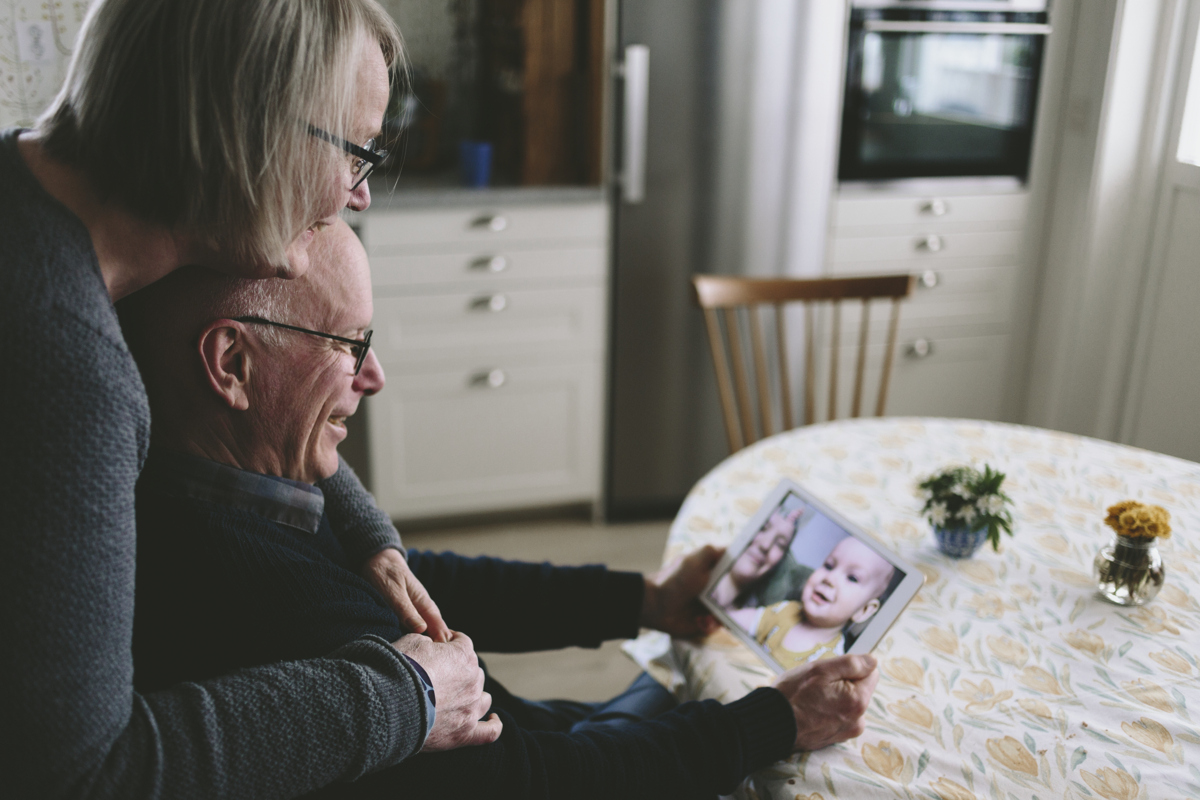 Äldre personer i videosamtal med litet barn