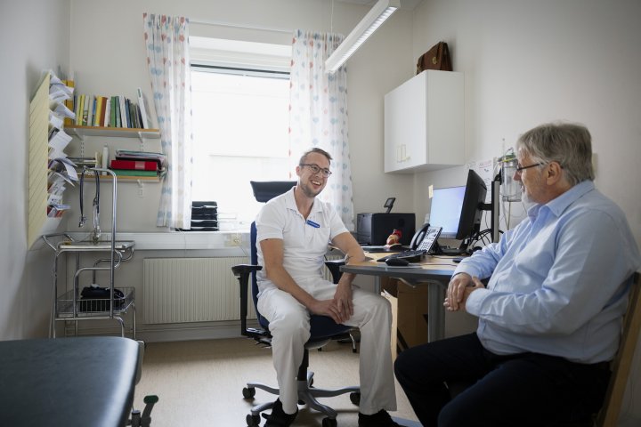 Samtal mellan vårdpersonal och patient i undersökningsrum