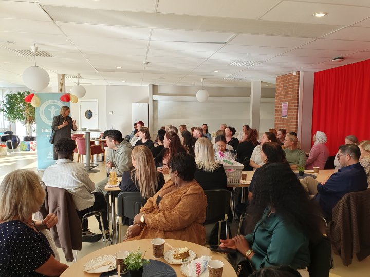 Grupp av nyutbildade undersköterskor vid ceremoni och diplom utdelning.